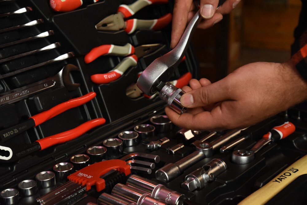 Zestaw narzędzi YATO YT-38901 122 elementów grzechotki 1/2 i 1/4 cala 72 zeby skok roboczy co 5 stopni precyzja i wygodna praca ergonomiczna konstrukcja