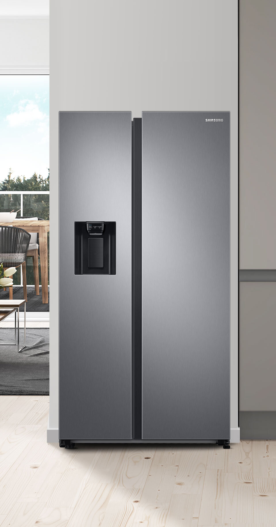Zdjęcie frontu lodówki Samsung Side by Side z dystrybutorem wody i kostkarką