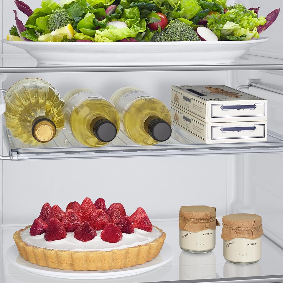 Butelki z winem umieszczone na specjalnie wyprofilowanej półce