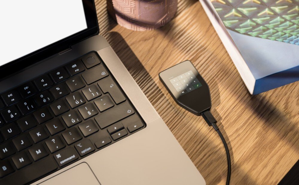 Portfel kryptowalut TREZOR Safe 5   Bezpieczeństwo  