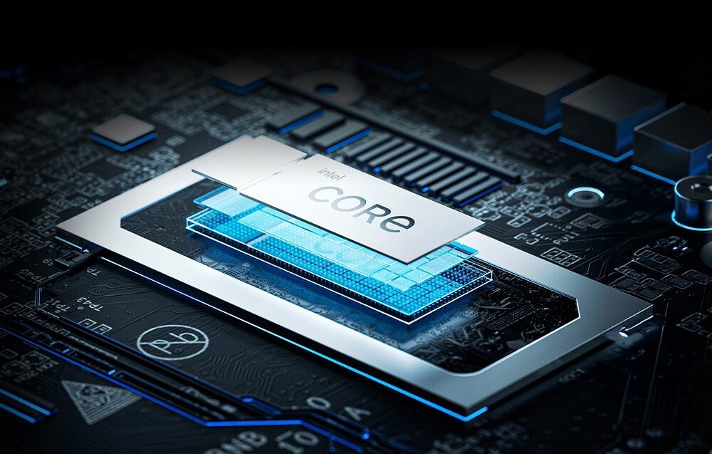 Komputer MINISFORUM NAB6 Lite Zbliżenie na procesor Intel Core i7-12650H zamontowany na płycie głównej z niebieskimi akcentami świetlnymi.