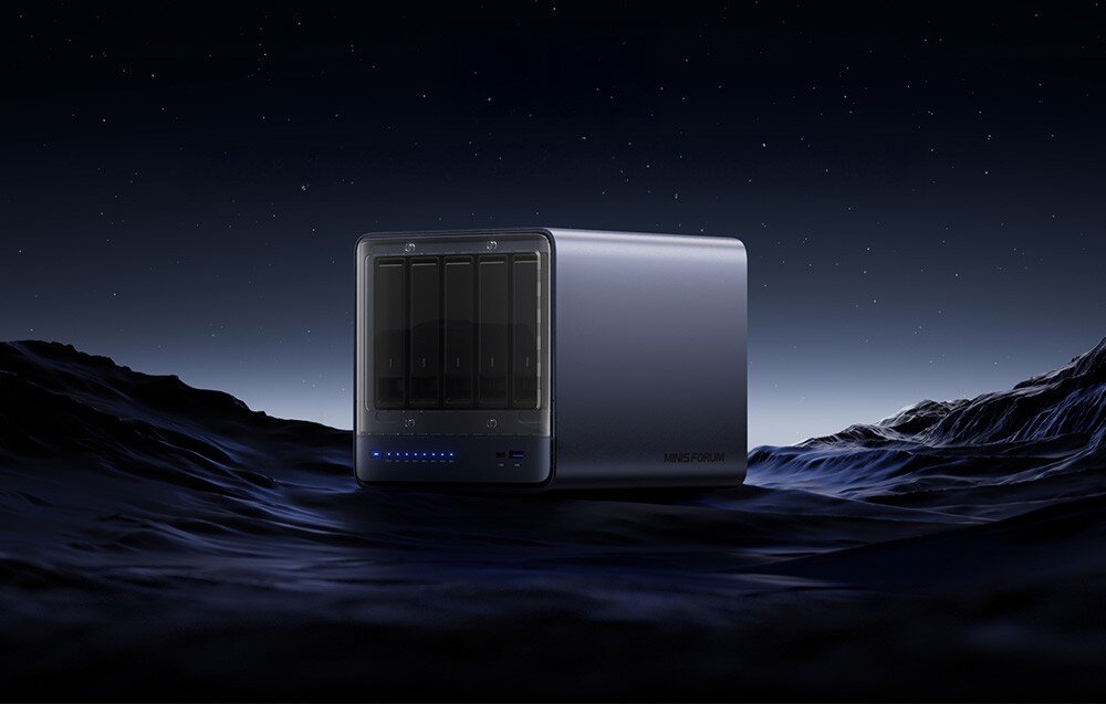 Serwer plików MINISFORUM N5 AI NAS Serwer NAS stoi na powierzchni przypominającej księżycowy krajobraz