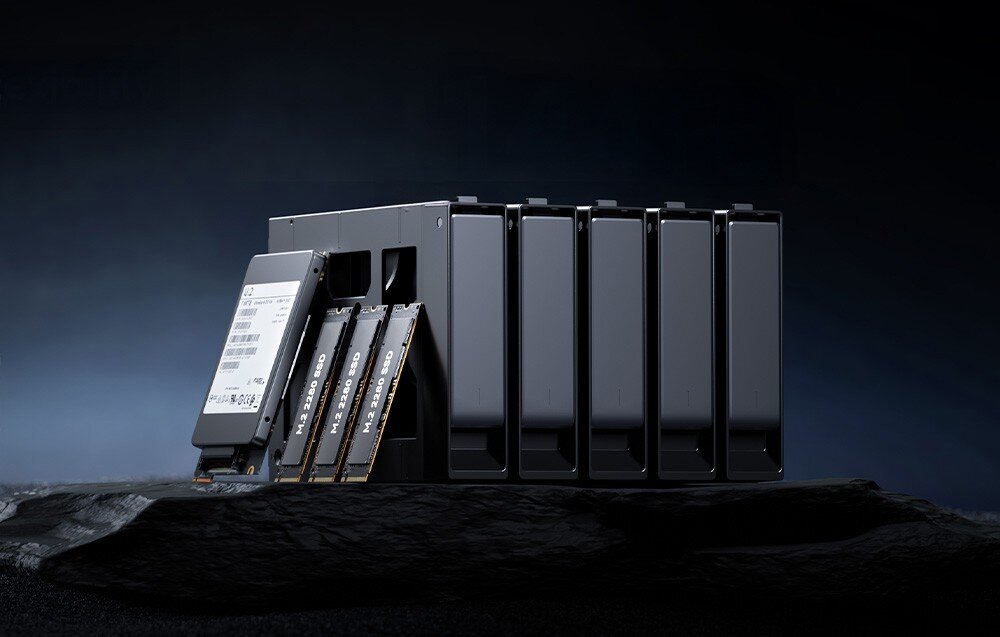 Serwer plików MINISFORUM N5 AI NAS Obudowa serwera z wysuniętymi dyskami SSD i zatokami na nośniki danych