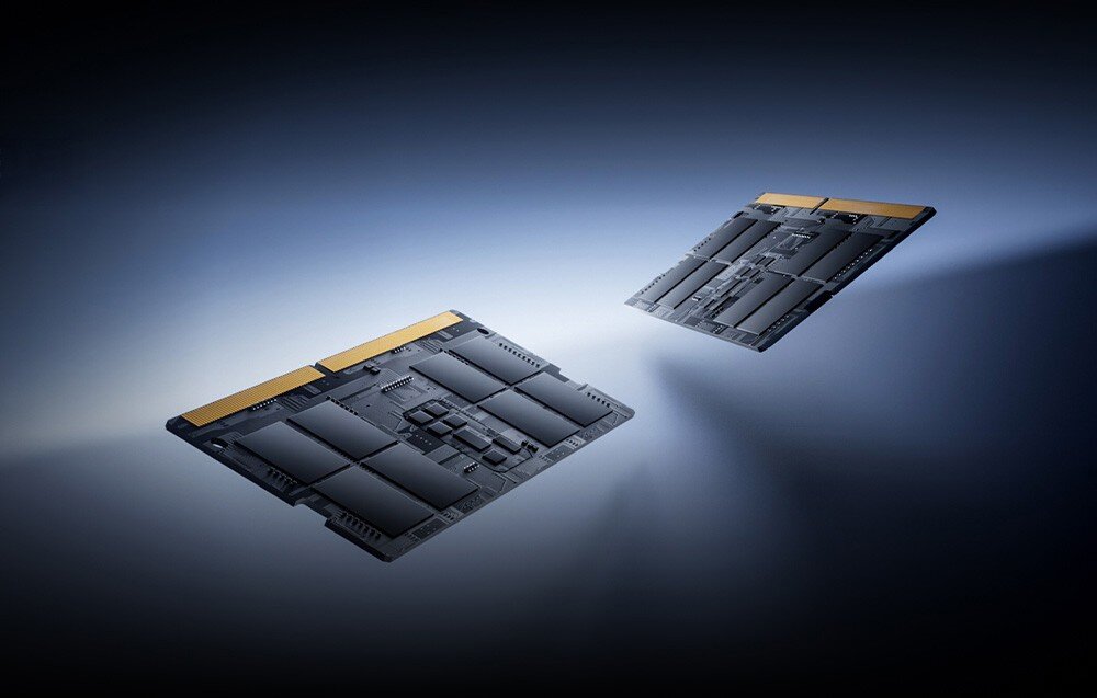 Serwer plików MINISFORUM N5 AI NAS Dwa moduły pamięci półprzewodnikowej unoszą się na ciemnym tle z widocznymi układami scalonymi i złotymi stykami.