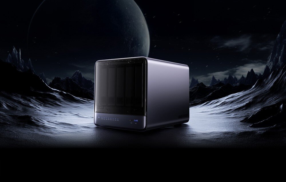Serwer plików MINISFORUM N5 Pro AI NAS Serwer NAS stoi na powierzchni przypominającej księżycowy krajobraz z planetą w tle