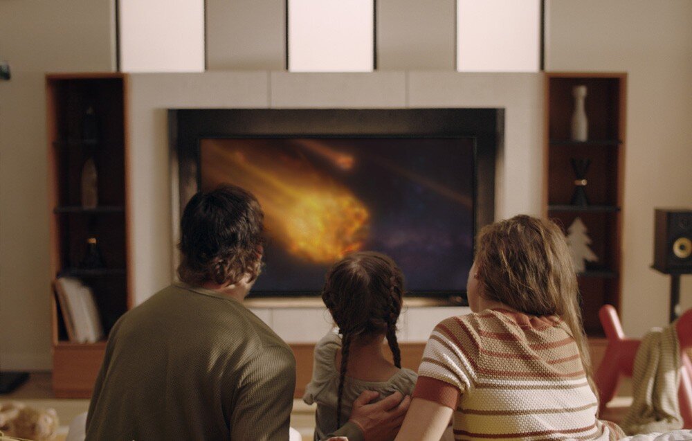 Serwer plików MINISFORUM N5 Pro AI NAS Rodzina siedzi na kanapie i ogląda film na telewizorze w salonie