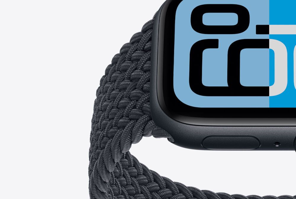 APPLE Watch SE 3 Wyświetlacz Ion X 4 razy bardziej odporne na pęknięcia niegasnący wyświetlacz Retina 1000 nitów - zbliżenie na wyświetlacz i pasek zegarka na jasnym tle