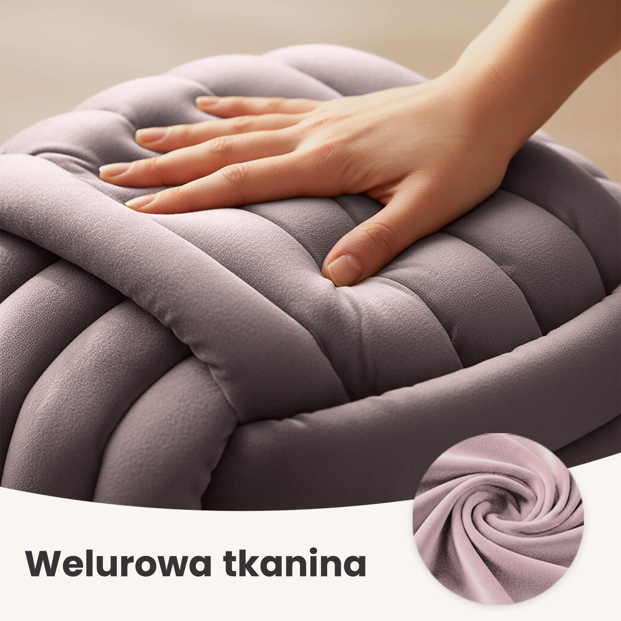 Na obrazie widoczna jest ręka dotykająca plecioną powierzchnię welurowej tkaniny w przygaszonym różowym kolorze. Na dole znajduje się napis \'Welurowa tkanina\' oraz okrągłe zbliżenie na materiał.