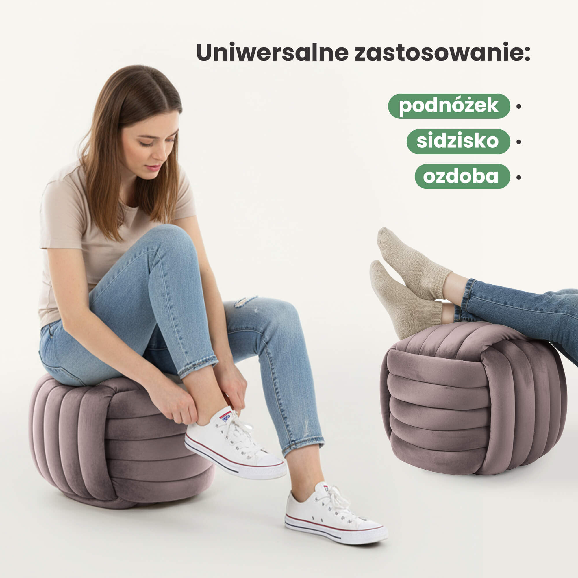Na obrazie widoczna jest welurowa pufa pleciona w kolorze przygaszonego różu, używana jako podnóżek i siedzisko. Tekst na obrazie: \'Uniwersalne zastosowanie: podnóżek, siedzisko, ozdoba\'.