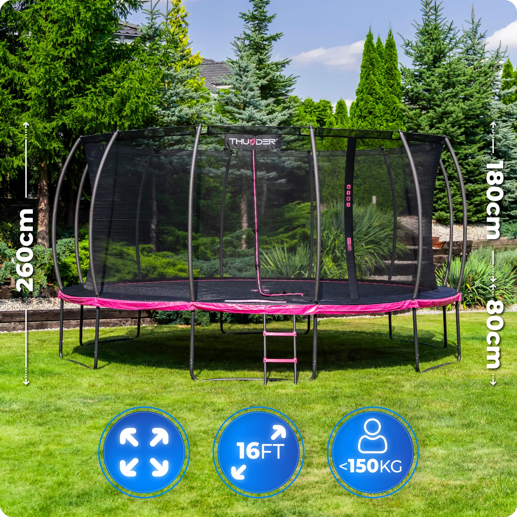 Na obrazie widoczna jest duża trampolina ogrodowa z siatką ochronną i drabinką, umieszczona na trawniku. Na trampolinie znajduje się logo \'THUNDER\', a obok niej widoczne są oznaczenia: 260cm, 180cm, 80cm, 16FT, <150KG.