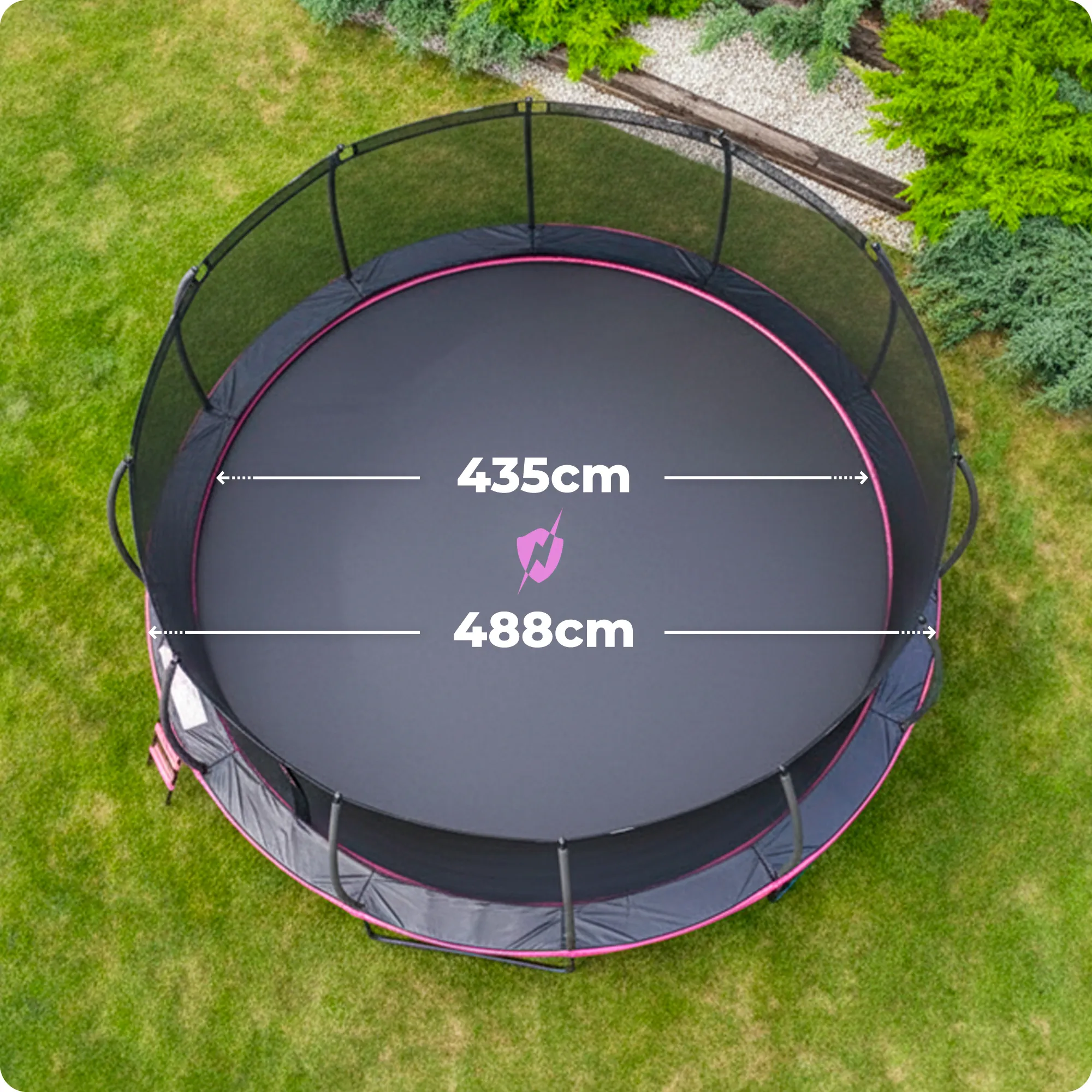 Widok z góry na okrągłą trampolinę ogrodową z siatką ochronną, umieszczoną na trawniku. Na trampolinie widoczne są wymiary: 435cm i 488cm.