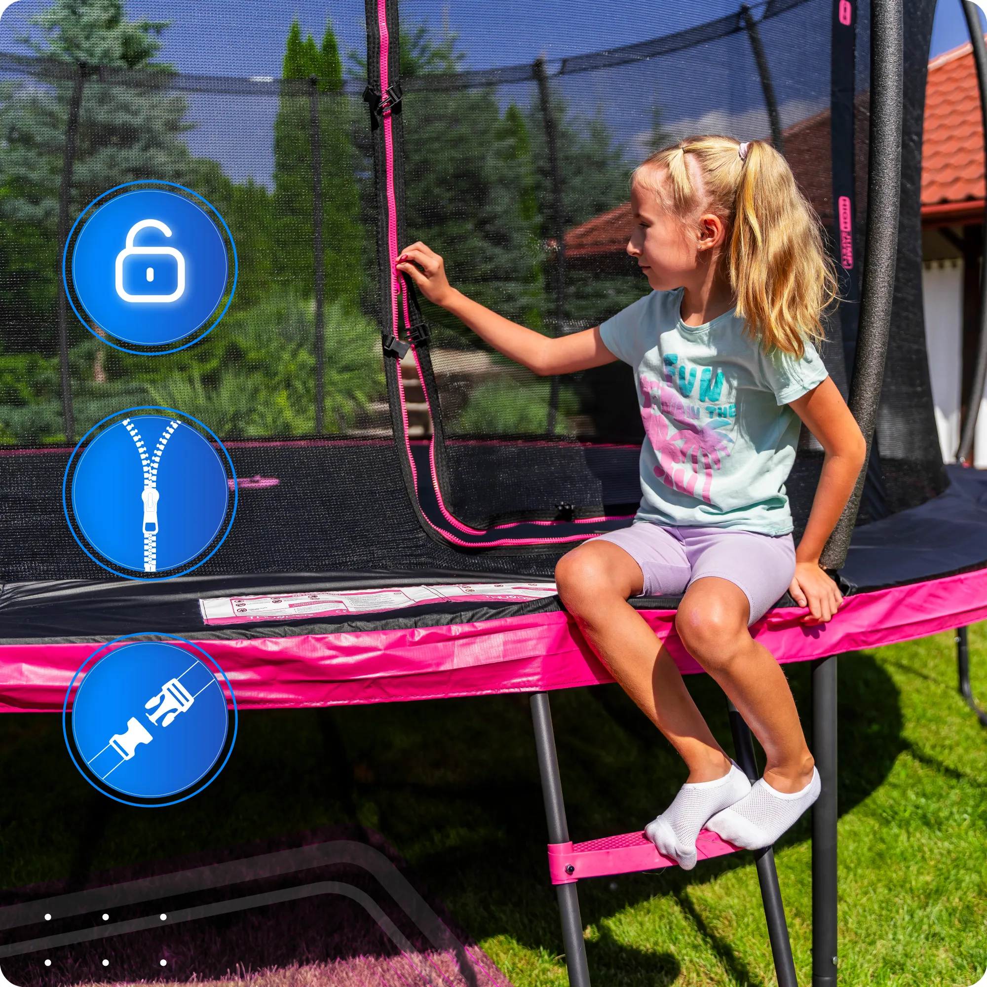 Dziewczynka siedzi na różowej trampolinie ogrodowej z siatką ochronną, trzymając się zamka błyskawicznego. Obok widoczne są trzy ikony: kłódka, zamek błyskawiczny i klamra.