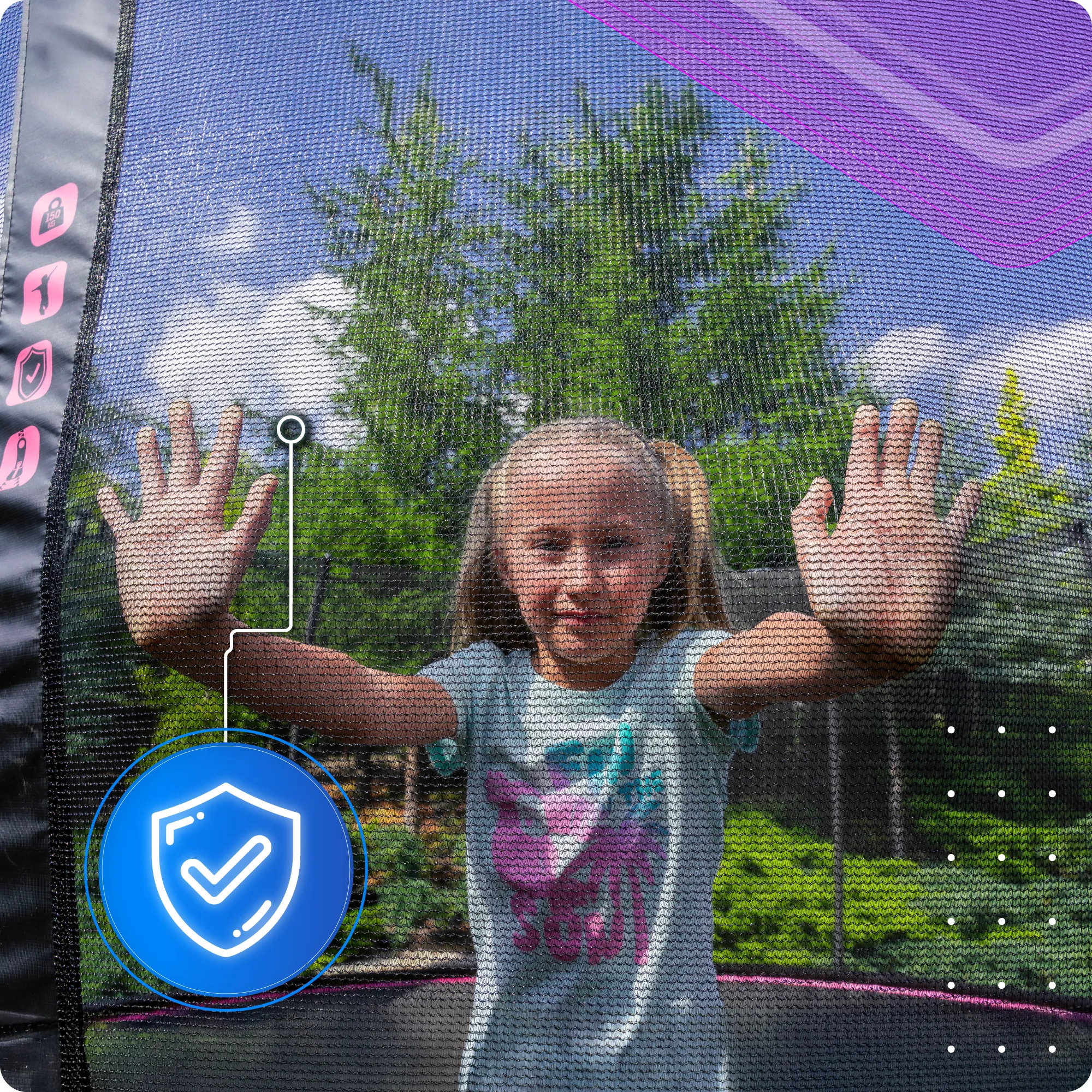 Dziewczynka stoi za siatką trampoliny, trzymając ręce na siatce. W tle widać drzewa i niebo, a na siatce widoczne są ikony oraz niebieski symbol tarczy z zaznaczeniem.