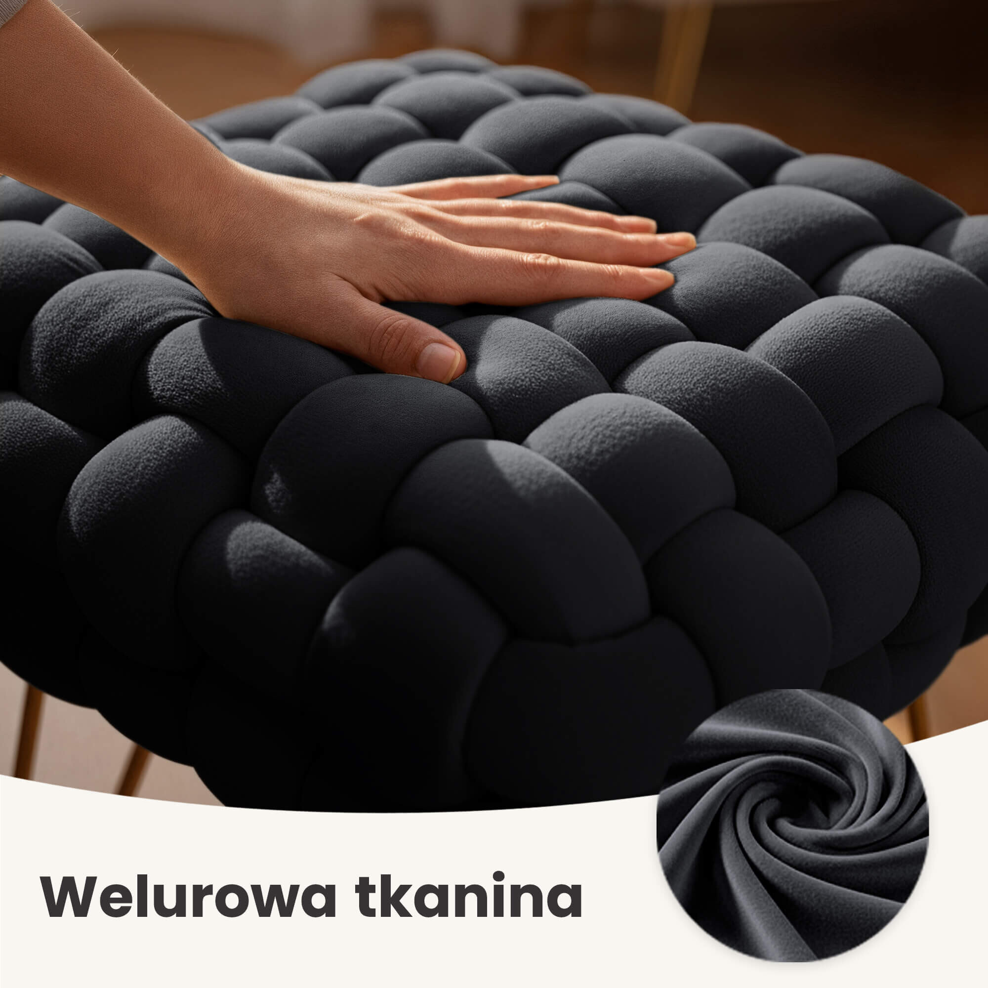 Czarna pufa z plecioną welurową tapicerką, na której spoczywa dłoń. Na dole widoczny jest napis \'Welurowa tkanina\'.