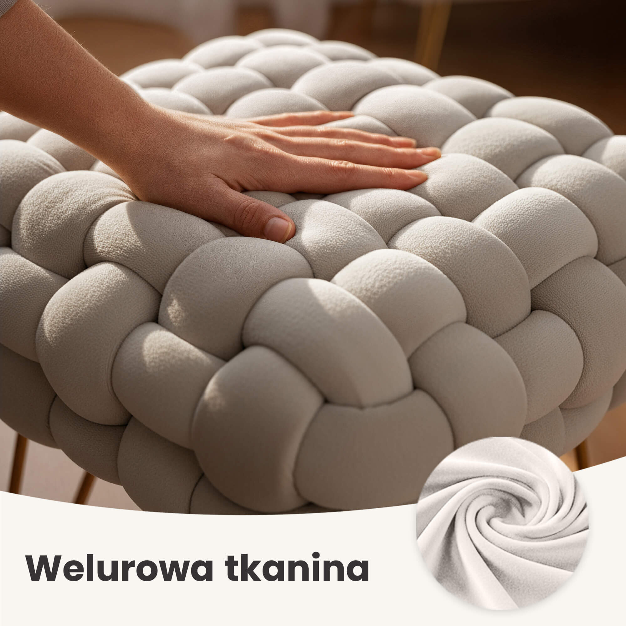 Na obrazie widoczna jest pufa z plecioną tapicerką welurową w kolorze kremowym, na której spoczywa dłoń. Na dole znajduje się napis \'Welurowa tkanina\'.