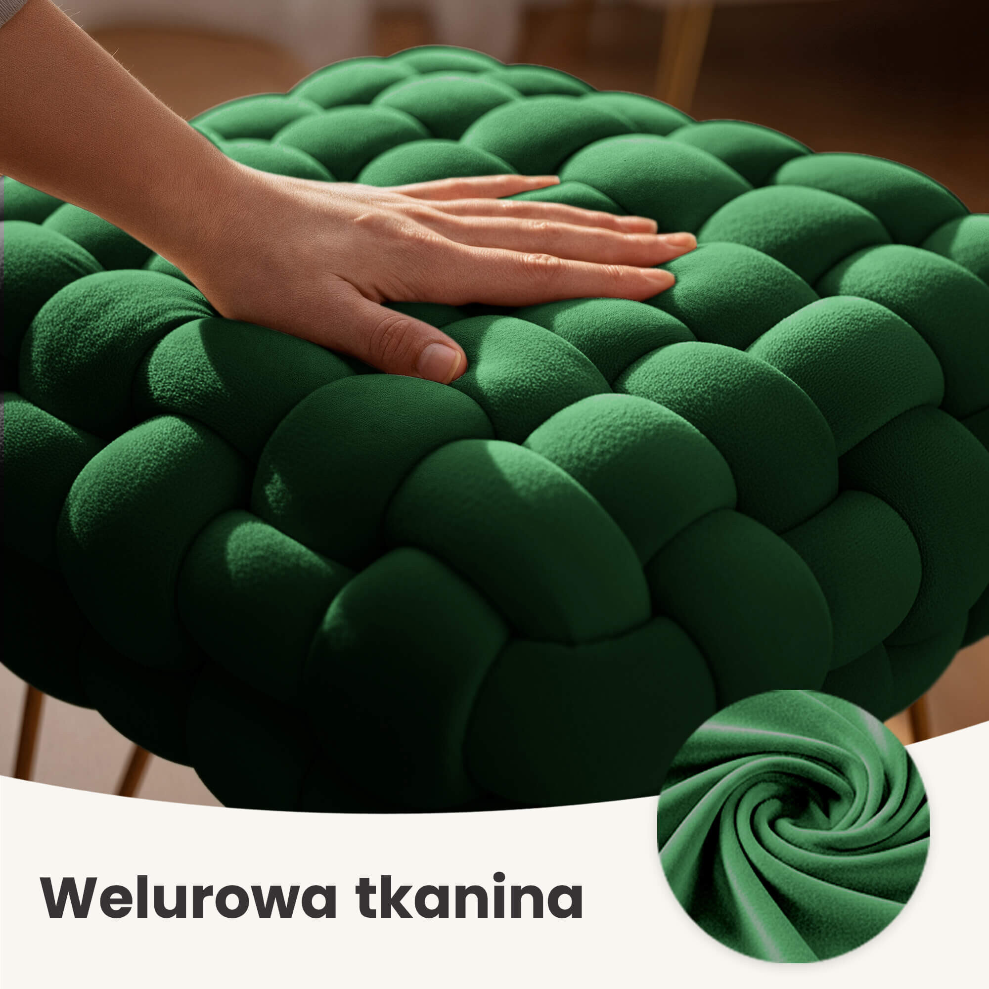 Obraz przedstawia rękę dotykającą pufy z plecioną tapicerką w kolorze butelkowej zieleni. Na dole widoczny jest napis \'Welurowa tkanina\'.