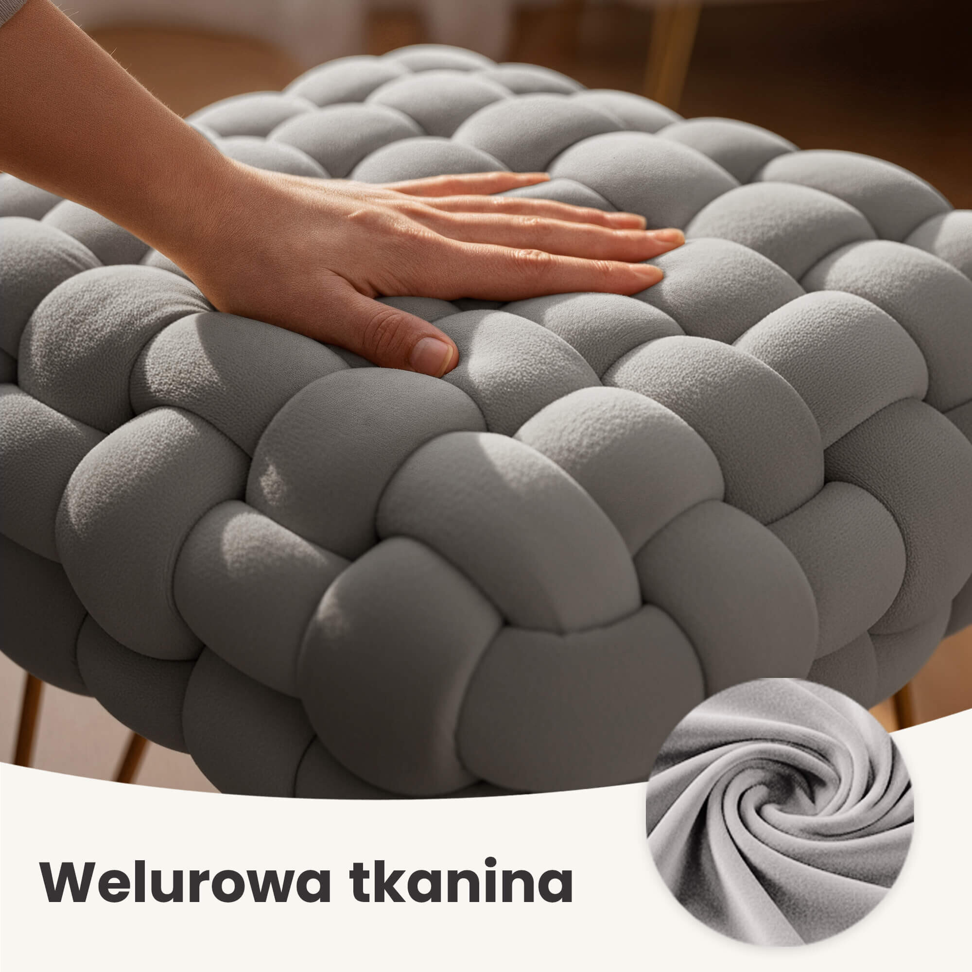 Obraz przedstawia szarą pufę z plecioną welurową tapicerką, na której spoczywa dłoń. Na dole widoczny jest napis \'Welurowa tkanina\'.