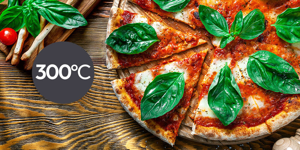 PIEKARNIK CANDY FIDC X605 CA lifestyle pizza włoskie danie liście bazylii sos pomidorowy ser warzywa drewniany blat