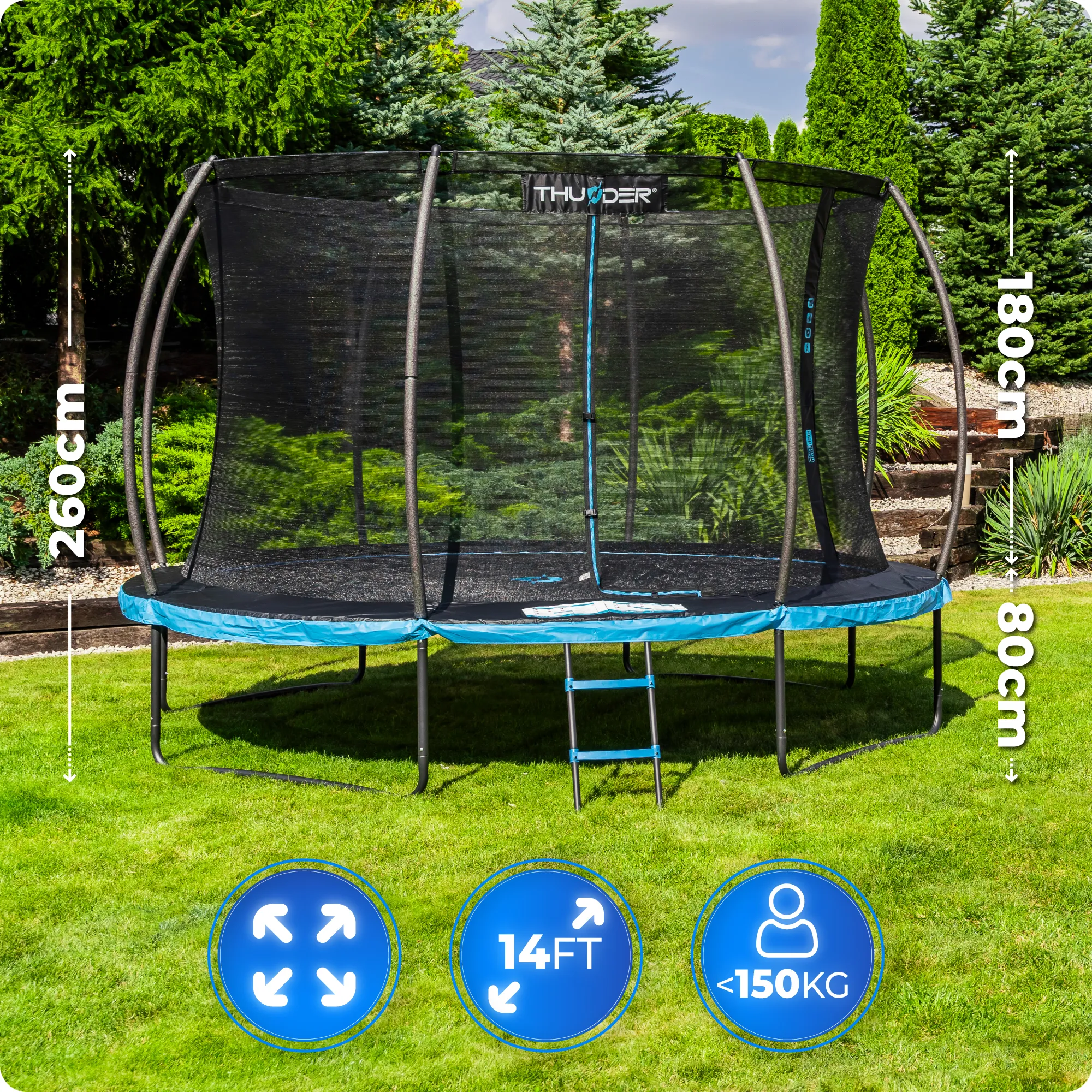 Na obrazie widoczna jest duża trampolina ogrodowa z siatką ochronną i drabinką, umieszczona na trawniku. Na trampolinie znajduje się logo \'THUNDER\', a obok niej widoczne są oznaczenia: 250 cm, 180 cm, 70 cm, 12FT, <150KG.