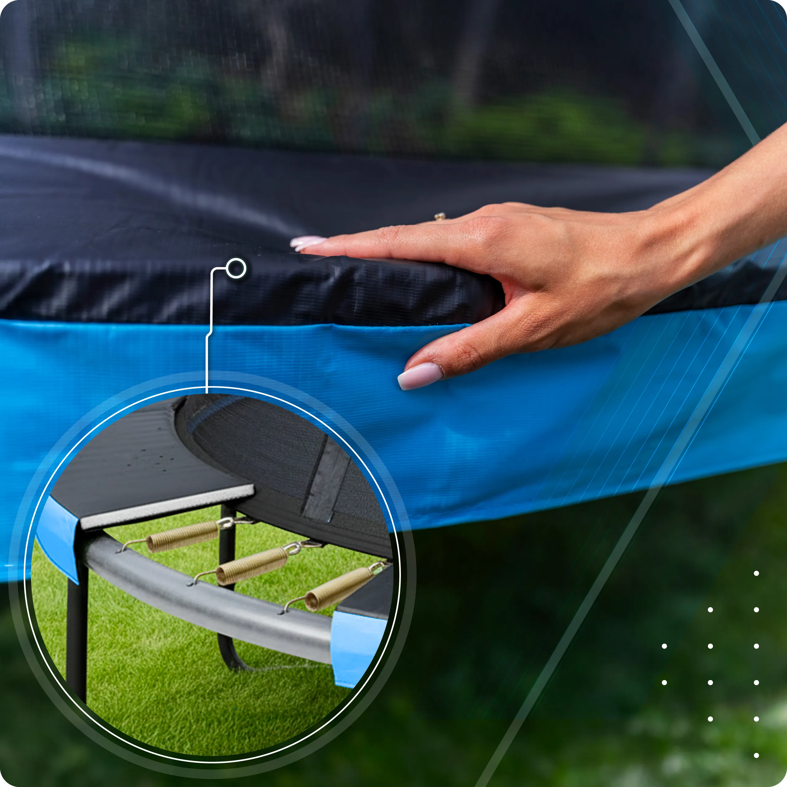 Osoba trzyma krawędź trampoliny ogrodowej z niebieską osłoną. W okrągłym zbliżeniu widoczne są sprężyny i metalowa rama trampoliny na tle trawy.