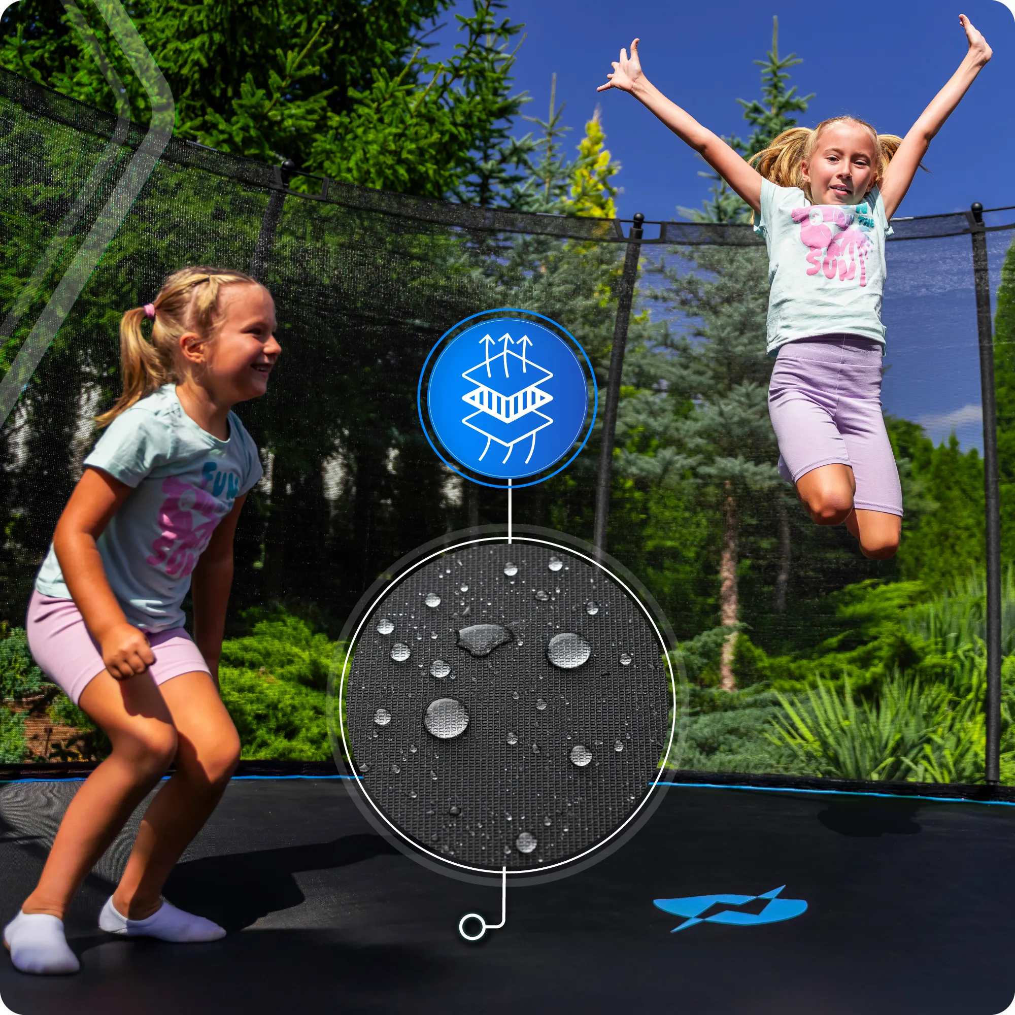 Dwie dziewczynki bawią się na trampolinie ogrodowej z siatką, w tle widać drzewa i krzewy. Na obrazie znajduje się także symbol przedstawiający przepływ powietrza oraz zbliżenie na powierzchnię trampoliny z kroplami wody.