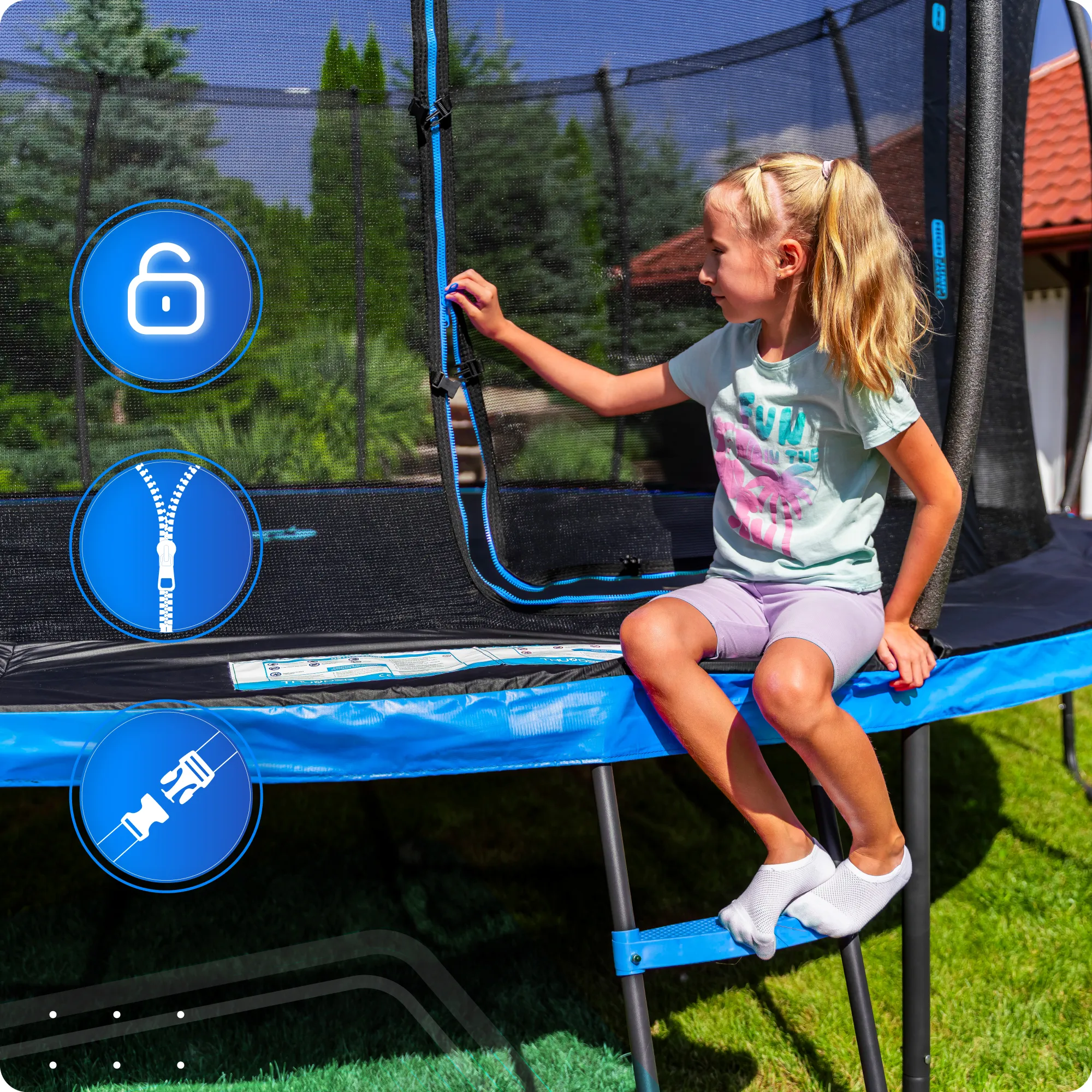 Dziewczynka siedzi na trampolinie ogrodowej z niebieską krawędzią i siatką zabezpieczającą, trzymając zamek błyskawiczny. Obok widoczne są trzy ikony: kłódka, zamek błyskawiczny i klamra.