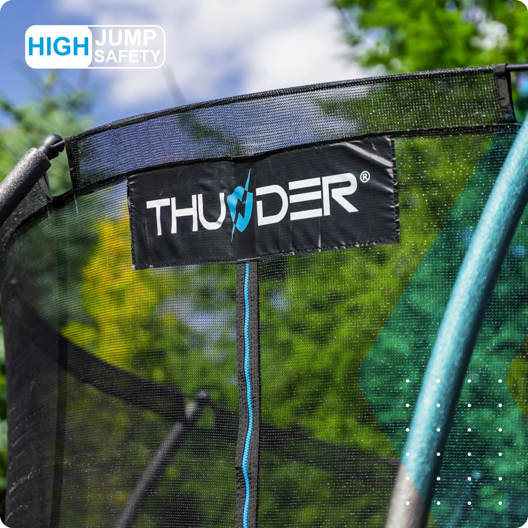 Na obrazie widoczna jest siatka trampoliny z logo \'THUNDER\' na tle zieleni. W lewym górnym rogu znajduje się napis \'HIGH JUMP SAFETY\'.