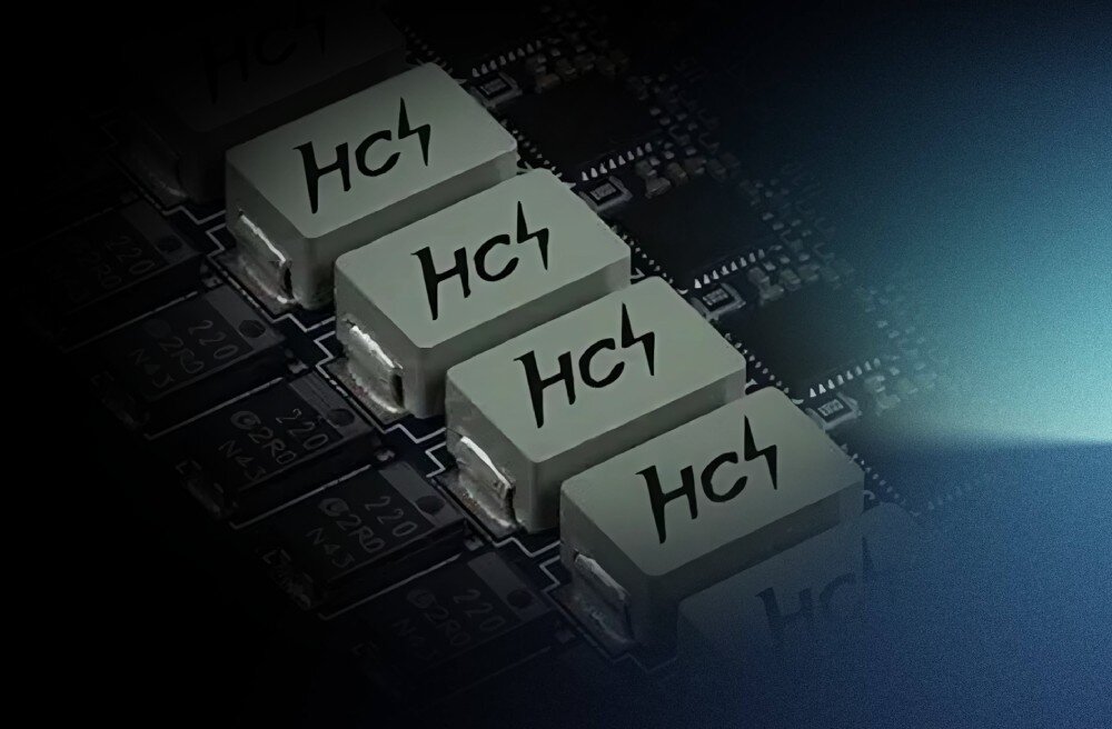 Karta graficzna MSI GeForce RTX 5080 Gaming Trio OC 16GB Zbliżenie na komponenty wewnętrzne karty – dławiki HCI, które odpowiadają za stabilność pracy i redukcję zakłóceń elektrycznych