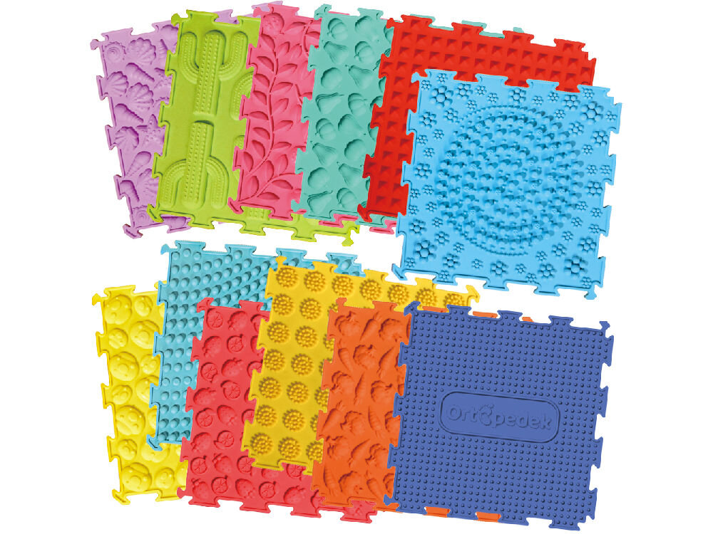 Mata sensoryczna ORTOPEDEK 128948 24.5 x 24.5 cm (6 elementów) Prezentacja elementów pastelowego zestawu Ortopedek: kwadratowe i trójkątne puzzle sensoryczne o zróżnicowanych powierzchniach. Widoczne motywy kaktusów, warzyw, wypustek masujących oraz wzory stóp.