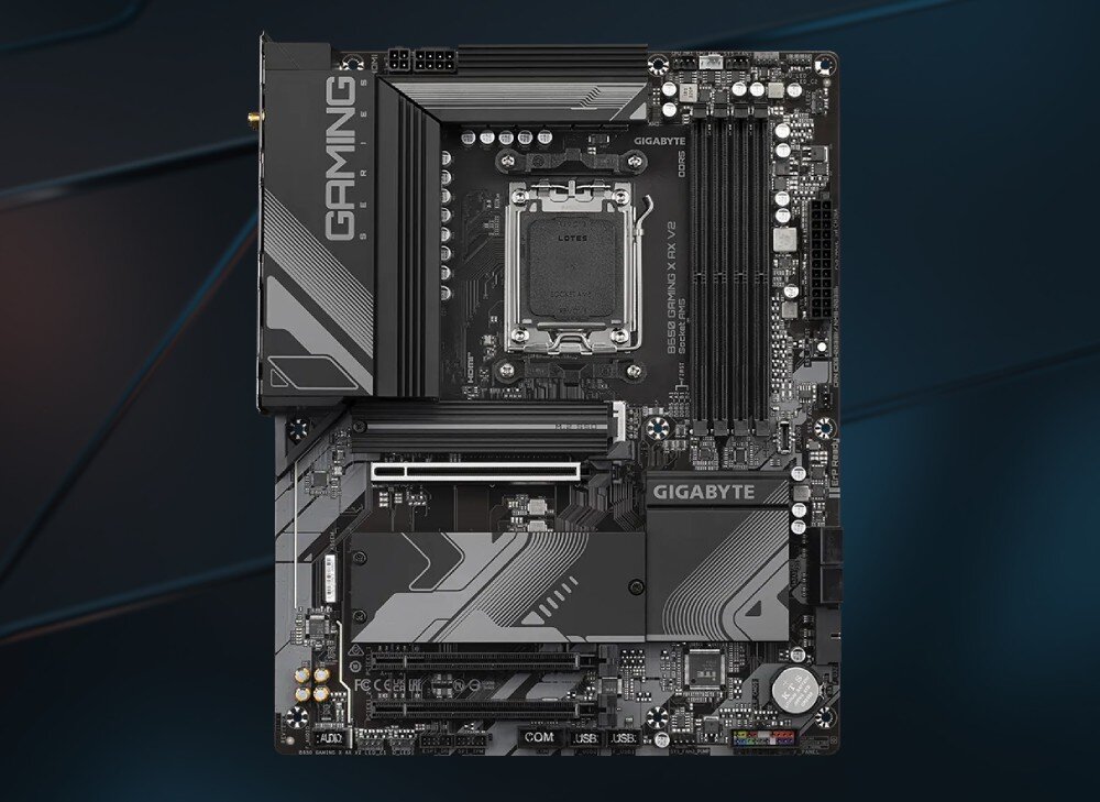 Płyta główna GIGABYTE B650 Gaming X AX V2 Widok z góry na płytę główną z oznaczeniem 'GIGABYTE' i czterema gniazdami pamięci RAM po prawej stronie