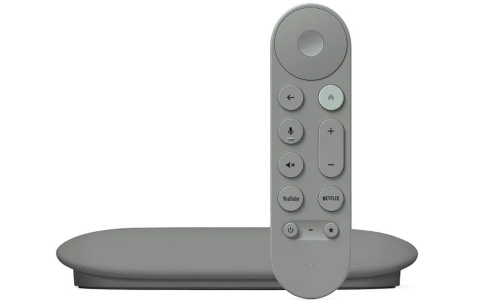 Odtwarzacz multimedialny 4K GOOGLE TV Streamer GA05802-US HDMI 2.1 Wi-Fi Bluetooth LAN 32 GB, odtwarzacz wraz z pilotem od frontu na białym tle