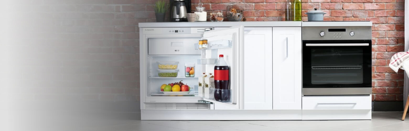 Otwarta mała lodówka MPM-116-CJI-17/E w zabudowie kuchennej.