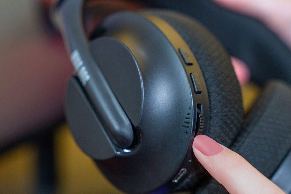 Słuchawki MAD DOG GH750K zbliżenie na pokrętło regulacji głośności przyciski sterowania