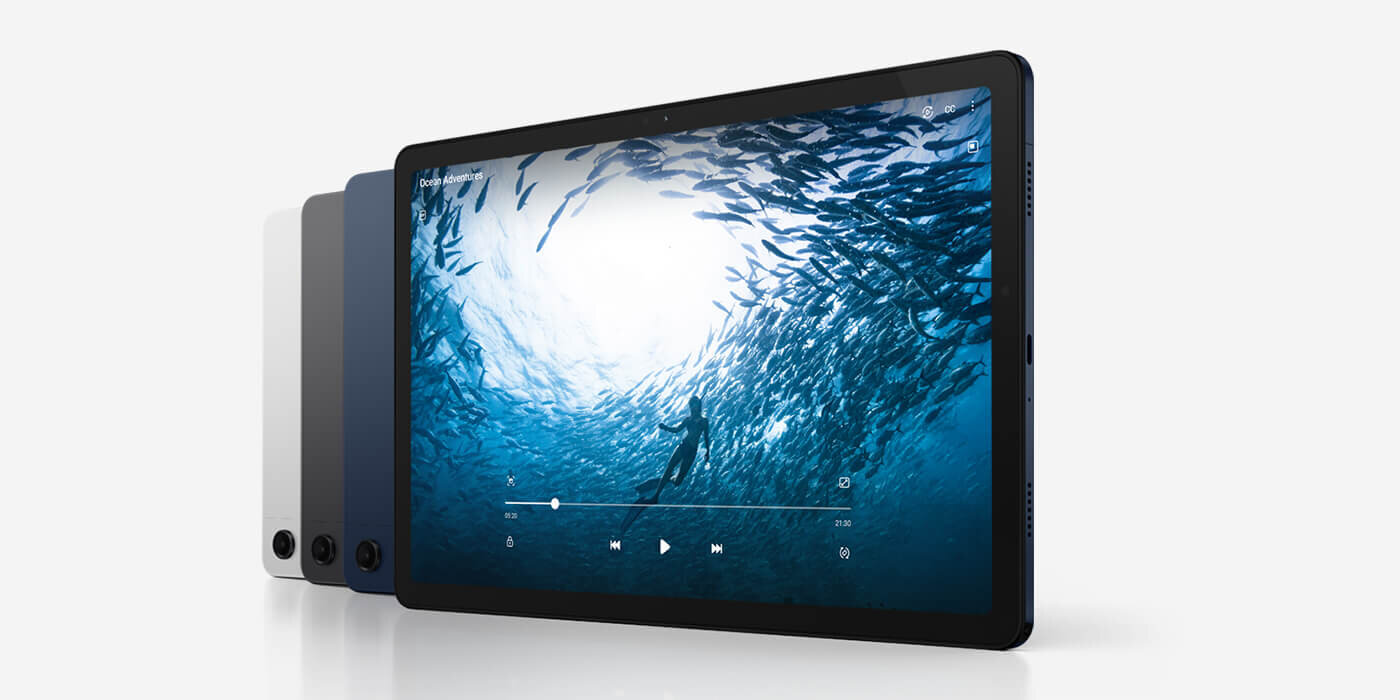 Cztery urządzenia Galaxy Tab A9 Plus z oferty Media Expert są ustawione w linii przekątnej. Trzy urządzenia mają tył skierowany do przodu, a to po prawej stronie pokazuje ekran. Od lewej do prawej, kolory urządzeń to srebrny i grafitowy, a pozostałe to niebieski. Urządzenie po prawej stronie ma na ekranie film zatytułowany Ocean Adventures, z osobą pływającą w oceanie otoczoną rybami. Cztery urządzenia Galaxy Tab A9 Plus z oferty Media Expert są ustawione w linii przekątnej. Trzy urządzenia mają tył skierowany do przodu, a to po prawej stronie pokazuje ekran. Od lewej do prawej, kolory urządzeń to srebrny i grafitowy, a pozostałe to niebieski. Urządzenie po prawej stronie ma na ekranie film zatytułowany Ocean Adventures, z osobą pływającą w oceanie otoczoną rybami.