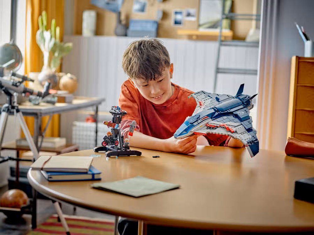 LEGO 76325 Marvel Avengers: Czas Ultrona — Quinjet   kv lifestyle początek opisu sekcja nagłówkowa