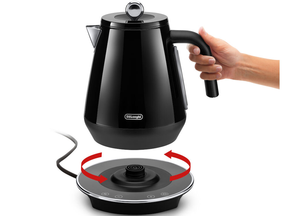 Czajnik DELONGHI KBY2011.BK białe tło czarny czajnik osoba ściąga czajnik z obrotowej podstawy wysoka funkcjonalność w codziennym użytkowaniu obrotowa podstawa 360° w dowolnej pozycji antypoślizgowe nóżki stabilność w każdej kuchni komfort użytkowania efektywność działania 