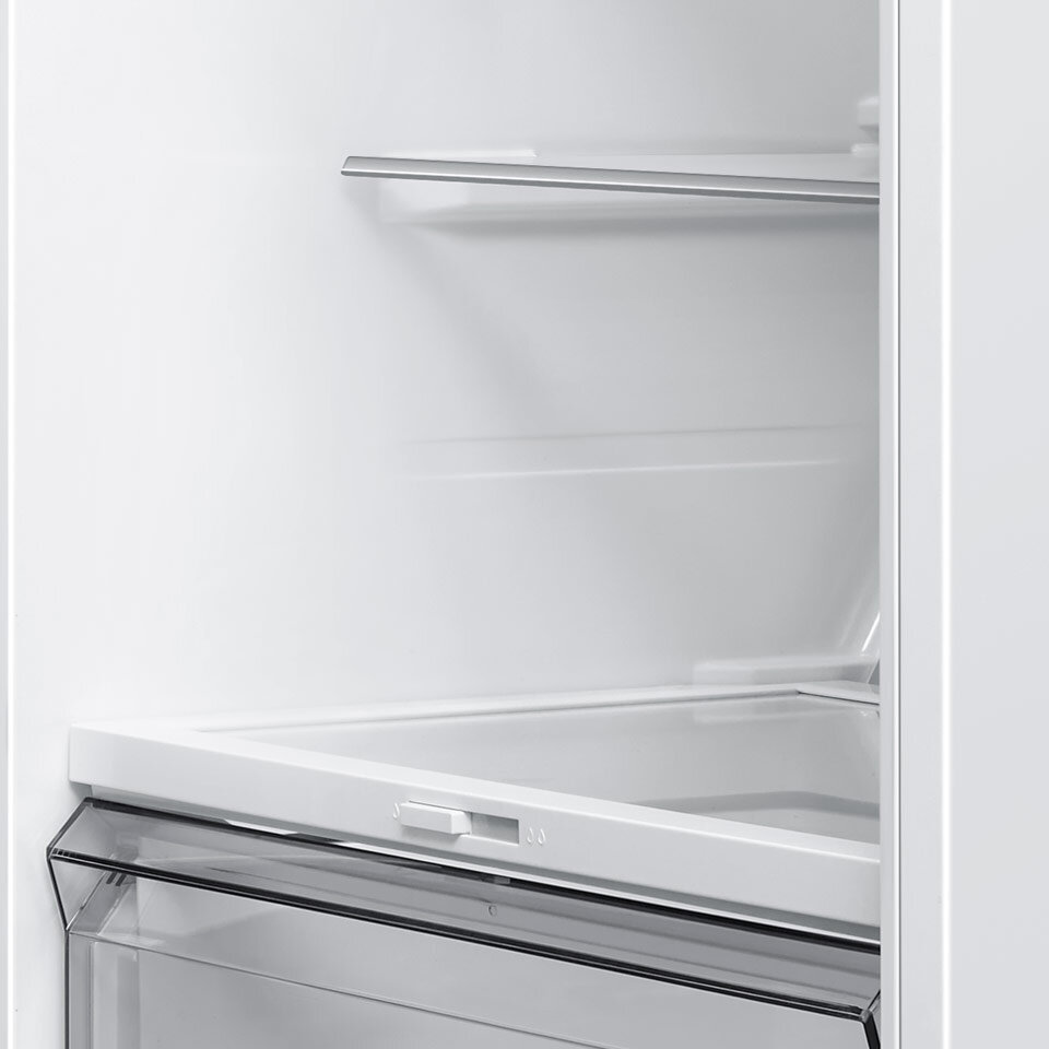 Zbliżenie pokazujące półki z hartowanego szkła w jednodrzwiowej chłodziarce