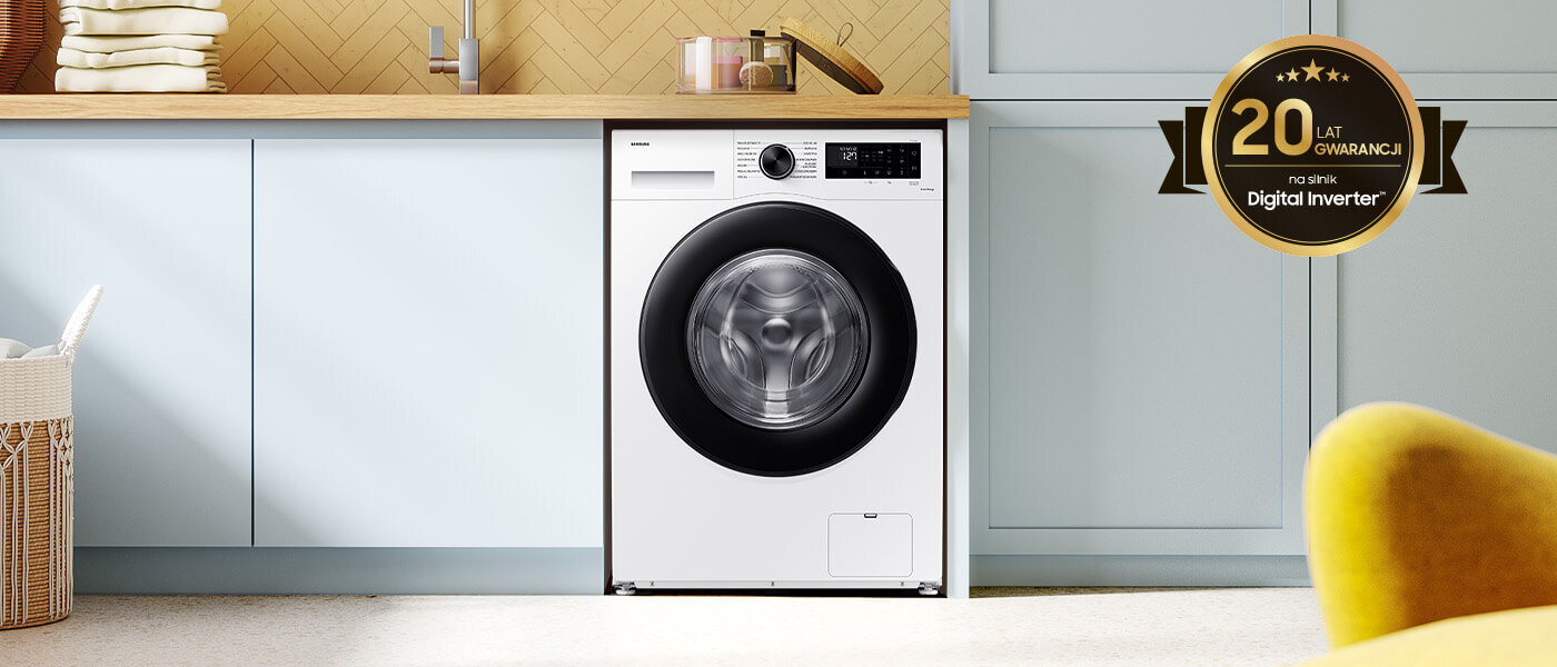 Biała pralka EcoBubble AI Energy w niebieskich szafkach Biała pralka EcoBubble AI Energy WW80CGC04DAE marki Samsung w niebieskich szafkach