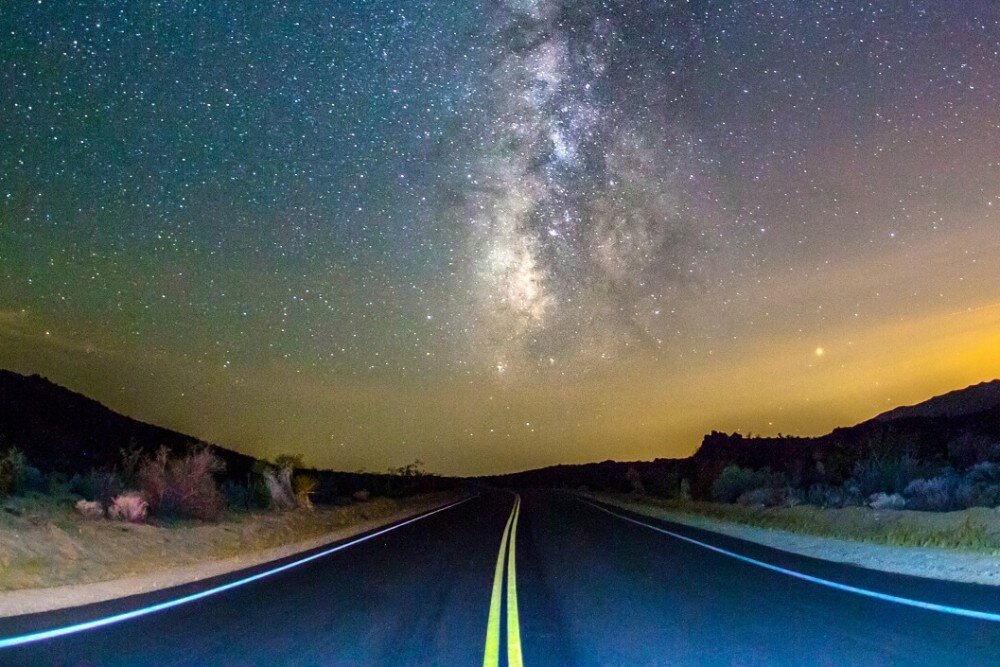 MIO MiVue C595WD Dual S matrycy Sony premium STARVIS nagrania o wysokim kontraście - droga w nocy z pięknym niebem