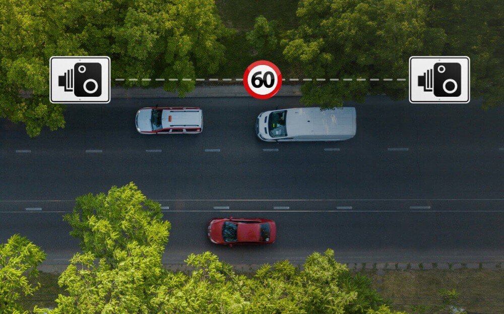 MIO MiVue C595WD Dual S funkcji ostrzegania przed odcinkowym pomiarem prędkości dystans, czas do dotarcia oraz średnią prędkość Francja, Niemcy, Szwajcaria oraz Turcja - widok z góry na drogę z samochodami osobowymi