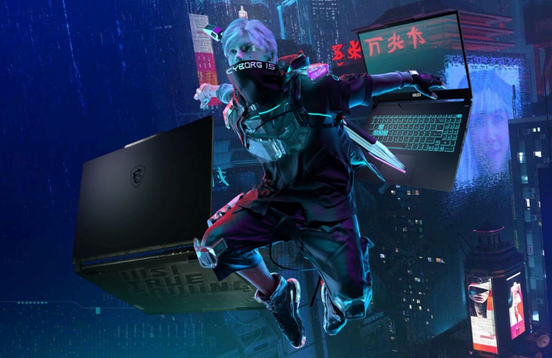 Mężczyzna w czarnym kostiumie ninji przeskakuje nad laptopem MSI Cyborg 15.   