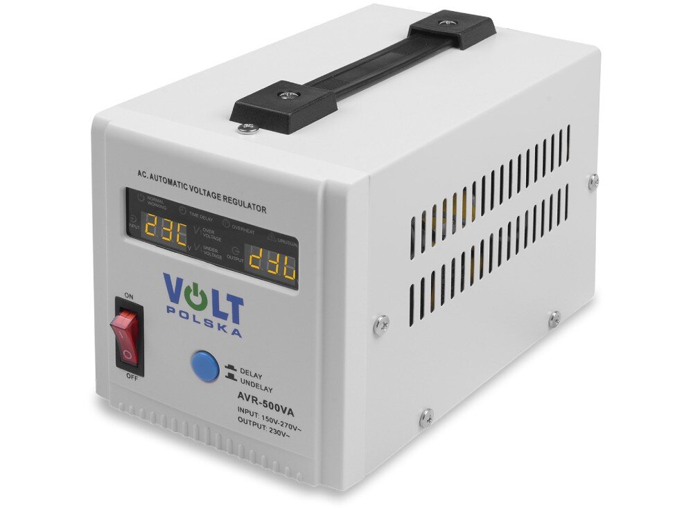 Stabilizator napięcia VOLT AVR Biała metalowa obudowa urządzenia stojąca pod kątem, wyposażona w czarny uchwyt na górze i otwory wentylacyjne na boku. Na froncie widoczny jest włącznik, wyświetlacz cyfrowy z parametrami pracy, diody sygnalizacyjne oraz przycisk sterujący pod logo producenta