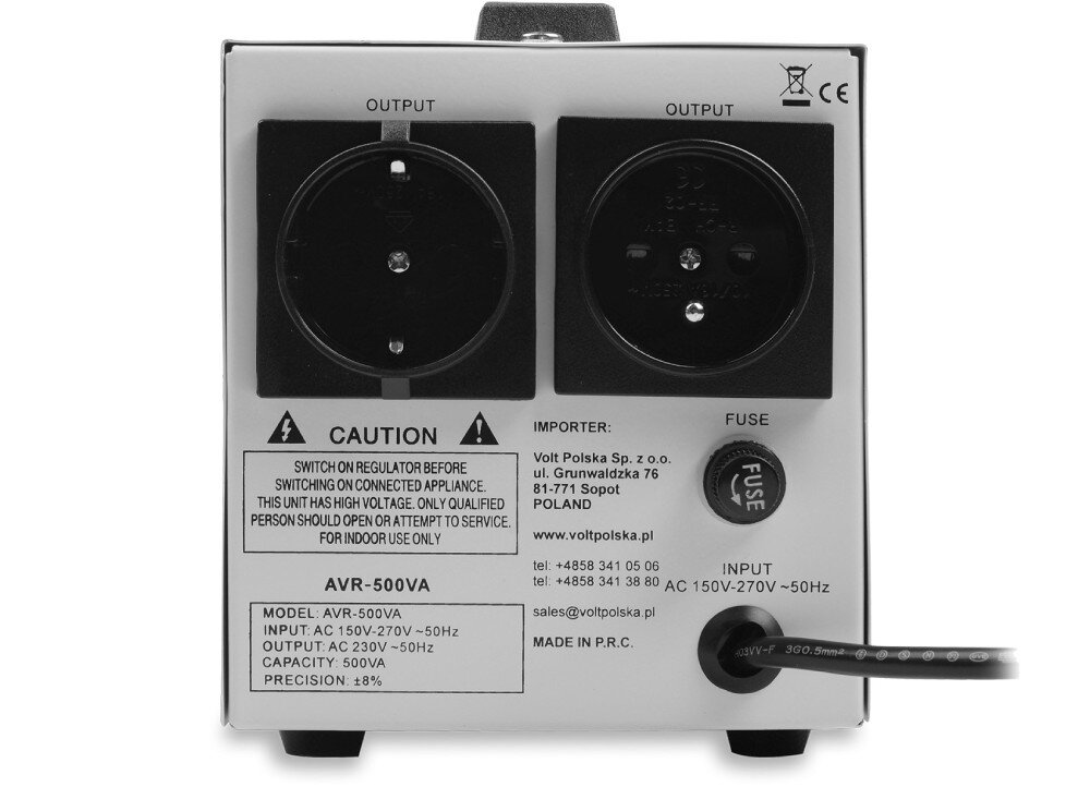 Stabilizator napięcia VOLT AVR Tylny panel urządzenia z czarnym wentylatorem za metalową osłoną oraz dwoma gniazdami wyjściowymi po prawej stronie. Na dole znajduje się biała pokrywa złącz i przycisk resetowania bezpiecznika, a w górnym rogu umieszczono etykietę z parametrami zasilania