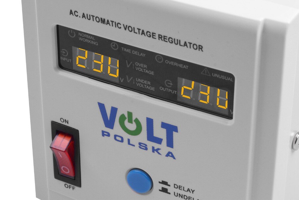 Stabilizator napięcia VOLT AVR Zbliżenie na cyfrowy wyświetlacz urządzenia pokazujący wartości napięcia wejściowego i wyjściowego oraz poziom obciążenia. Na czarnym tle ekranu świecą się kolorowe wskaźniki i cyfry, a poniżej znajduje się logo marki w kolorach niebieskim i zielonym

