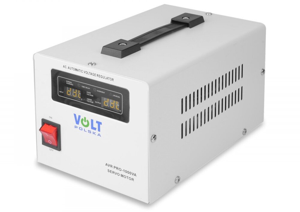 Stabilizator napięcia VOLT AVR Pro Białe urządzenie elektryczne widoczne z perspektywy bocznej, mające na froncie wyświetlacz LCD, czarny włącznik i otwory wentylacyjne, a na boku dodatkowe wycięcia chłodzące oraz uchwyty na górnej powierzchni