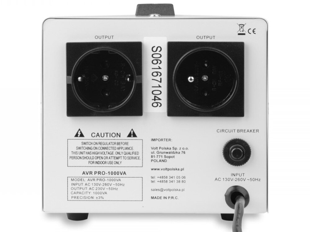 Stabilizator napięcia VOLT AVR Pro Tylny panel białej metalowej obudowy urządzenia z dwoma gniazdkami elektrycznymi po prawej stronie, okrągłym wywietrznikiem wentylatora pośrodku oraz bezpiecznikiem i osłoną złączy po lewej stronie, a także naklejkami informacyjnymi i dwoma czarnymi uchwytami na górze