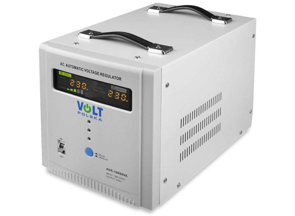 Stabilizator napięcia VOLT AVR Biała metalowa obudowa urządzenia stojąca pod kątem, wyposażona w czarny uchwyt na górze i otwory wentylacyjne na boku. Na froncie widoczny jest włącznik, wyświetlacz cyfrowy z parametrami pracy, diody sygnalizacyjne oraz przycisk sterujący pod logo producenta
