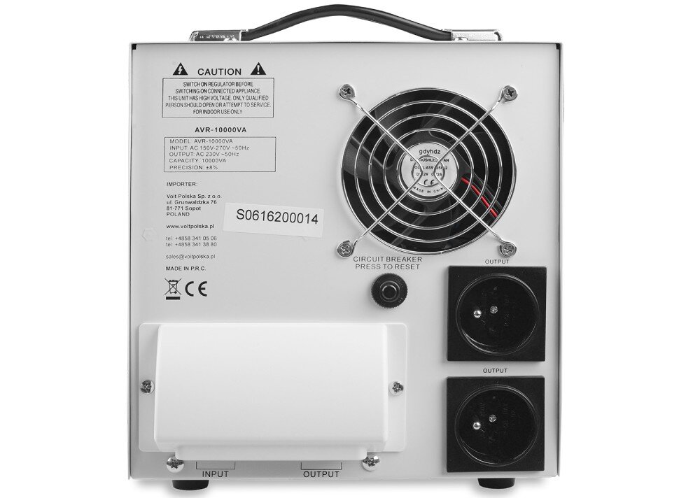 Stabilizator napięcia VOLT AVR Tylny panel urządzenia z czarnym wentylatorem za metalową osłoną oraz dwoma gniazdami wyjściowymi po prawej stronie. Na dole znajduje się biała pokrywa złącz i przycisk resetowania bezpiecznika, a w górnym rogu umieszczono etykietę z parametrami zasilania