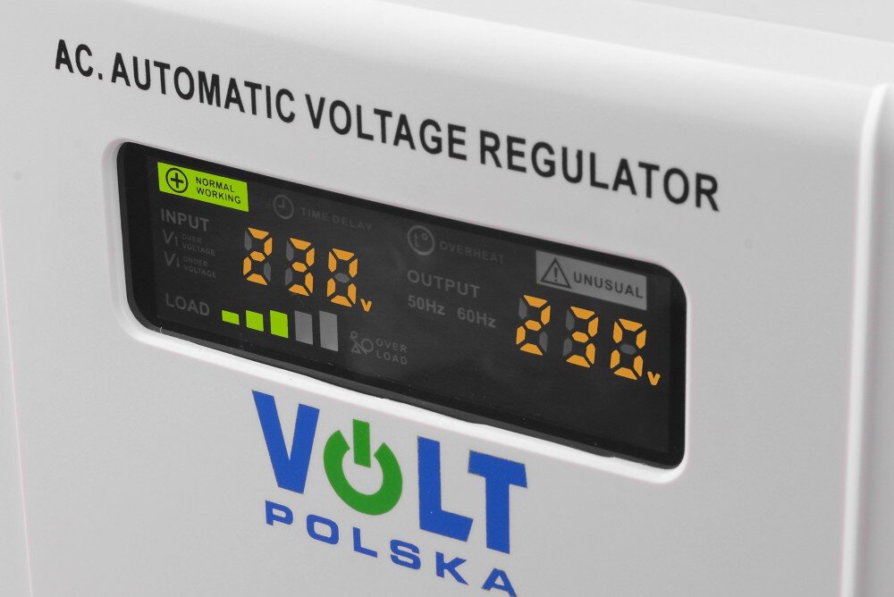Stabilizator napięcia VOLT AVR Zbliżenie na cyfrowy wyświetlacz urządzenia pokazujący wartości napięcia wejściowego i wyjściowego oraz poziom obciążenia. Na czarnym tle ekranu świecą się kolorowe wskaźniki i cyfry, a poniżej znajduje się logo marki w kolorach niebieskim i zielonym

