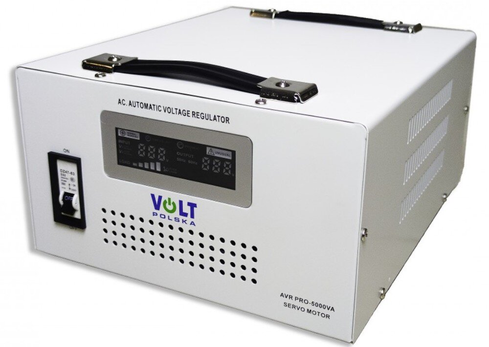 Stabilizator napięcia VOLT AVR Pro Białe urządzenie elektryczne widoczne z perspektywy bocznej, mające na froncie wyświetlacz LCD, czarny włącznik i otwory wentylacyjne, a na boku dodatkowe wycięcia chłodzące oraz uchwyty na górnej powierzchni